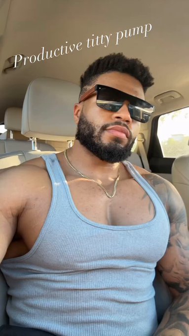 Chest appreciation https://t.co/F0TUyfsPLI