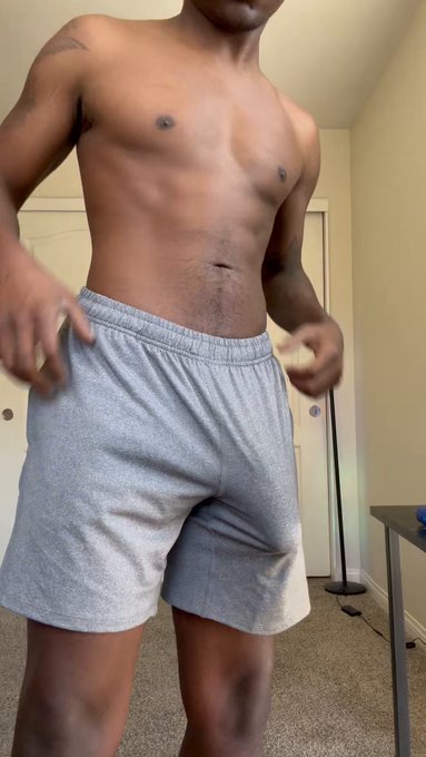 Would you let a Hung 26 year old fill you up?😏🍆 https://t.co/wuigFYHmb6