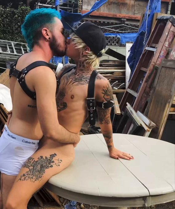 wanna get inbetween us? ? @brexboogie https://t.co/glGodxVB4S