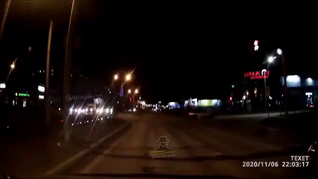 En Barnaul, Rusia en la intersección de las calles, un conductor voló a gran velocidad sobre un cruce