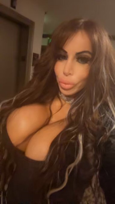 Everyone like the new bimbo look https://t.co/TUKtrnm6MW