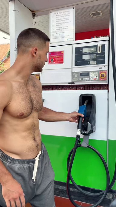 Daddy mode is on 🦾🦍  https://t.co/CLX7ATosEl https://t.co/idsVluvkfR