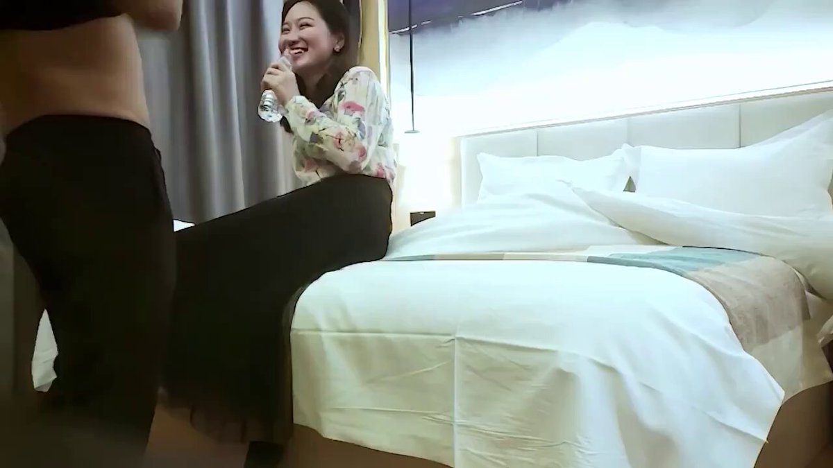 「
长视频」“我不就是用来被你艹的吗~啊~好厉害的电动小马达!~艹爽我了”
极品女医生全程淫语对白,阿姨的诱惑力真的太强了!