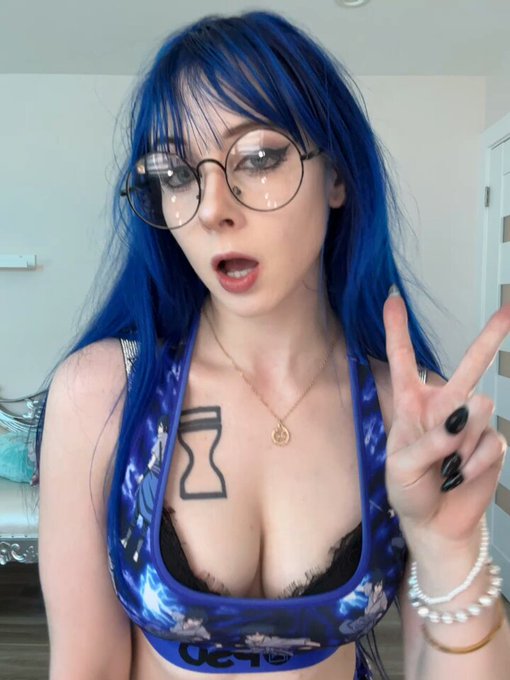 Say hi for the nudie version 💙 https://t.co/xU451ajq0u