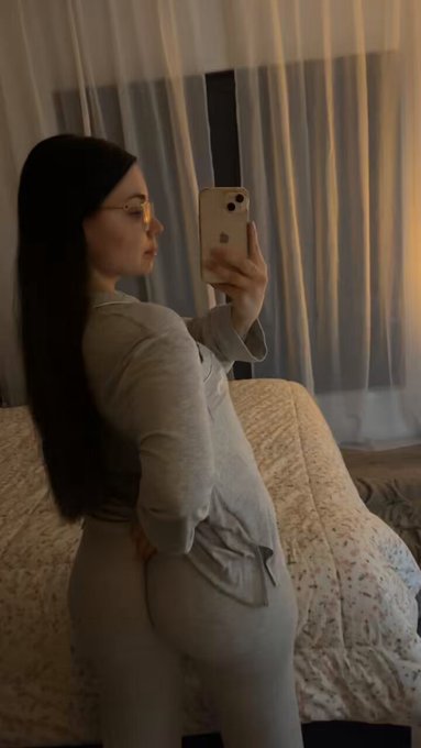 Goodnight I hope you dream about me ☺️  https://t.co/PeonuBzbMB https://t.co/teFtn08xLz