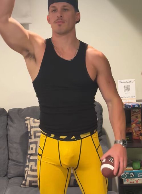 Sending nudys to everyone who comments &ldquo;daddy&rdquo; https://t.co/UEVoTlLZ4l