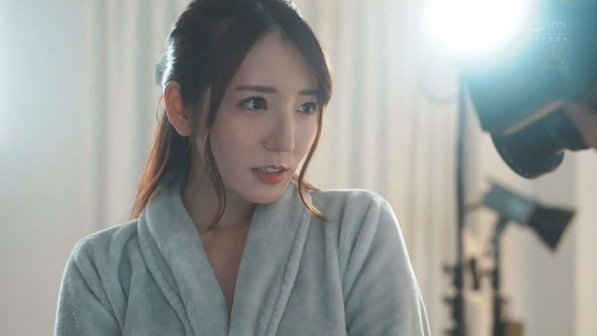 「短视频」裸体模特儿NTR,跟妻子去拍婚纱照,老公临时有事先行一步,被摄影师慢慢挑逗到变成全裸荡妇。