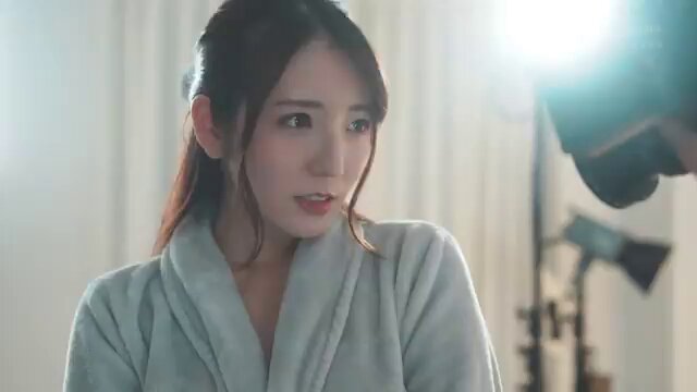 「长视频」夹克桃💮 裸体模特儿NTR,跟妻子去拍婚纱照,老公临时有事先行一步,被摄影师慢慢挑逗到变成全裸荡妇。 02:03:34