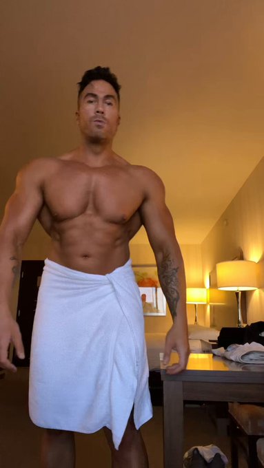 Should I drop the towel &amp; show you my huge cock? https://t.co/ssvKgIgJtx