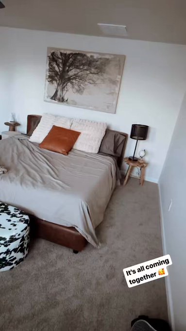 My room is finally getting cozy ? https://t.co/RaTvBtjbLg