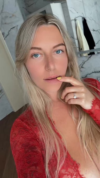 Does red color suit me babes? ? https://t.co/ylWJBzCufP