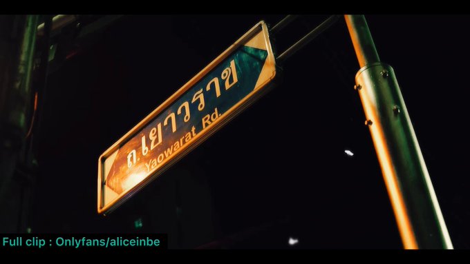 Hot night on Yaowarat Road.
ค่ำคืนเร่าร้อนที่ถนน เยาวราช แทบรอไม่ไหวที่จะมีเซ็กซ์กัน พอกลับถึงบ้านเท่านั้นแหละ