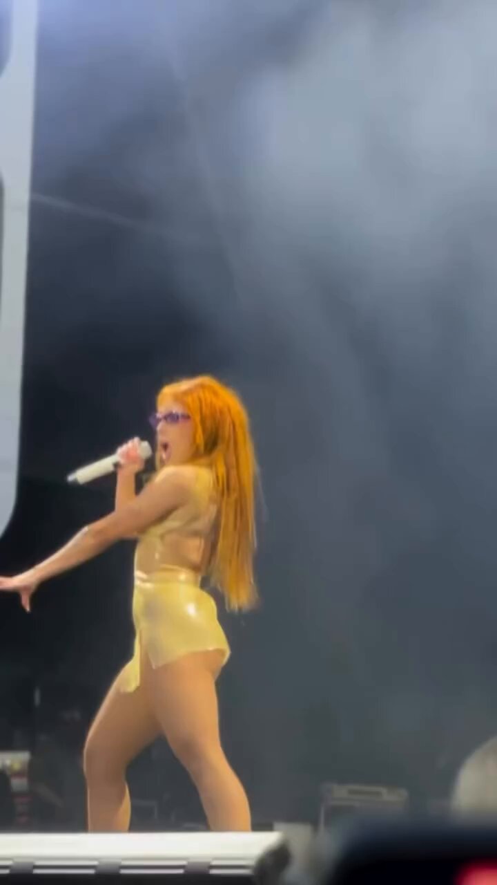 Doja Cat News on X: “An on time show in Dublin, Ireland. https://t 