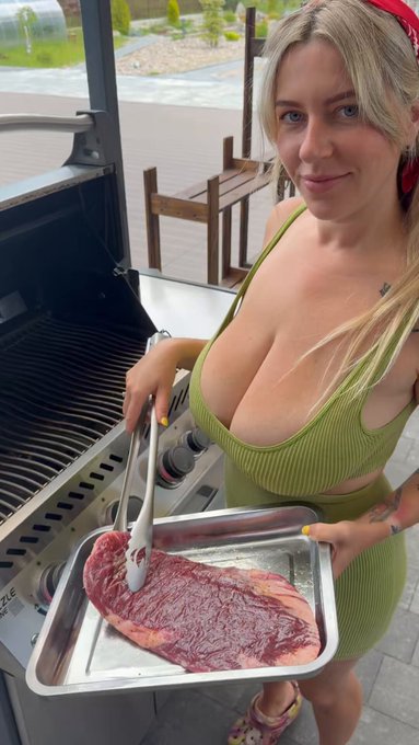 Yup and I grill too ?‍? happy Tuesday ❤️ https://t.co/5Zj4N0u3Yf
