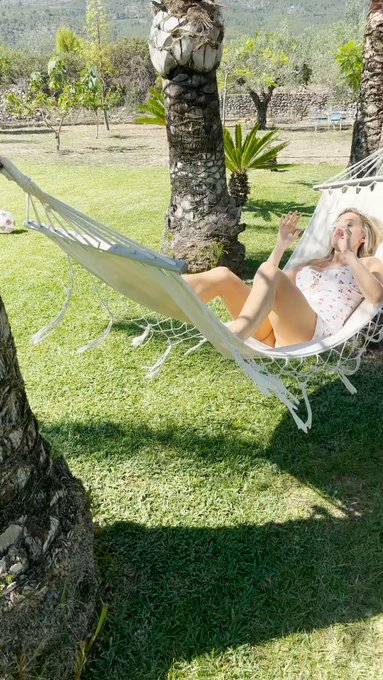 LE HAMAC 😜  Je suis en plein kiffe sur mon hamac et mon mari Adam arrive... Je lui propose de me prendre<a href="/tag/friends"class="tags"><span>#friends</span></a><a href="/tag/mykonos"class="tags"><span>#mykonos</span></a>