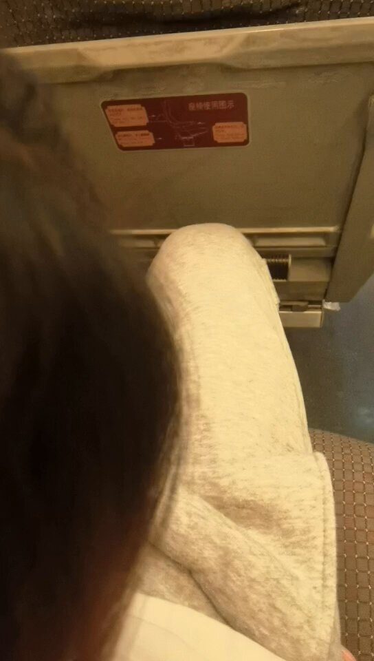 「
短视频」凯琪夫妻 动车上老婆直接上手给我撸肉棒,那哪能忍得住,直接让老婆口活一下,舒服又刺激,想看更多我们夫妻自拍视频,请看我主页