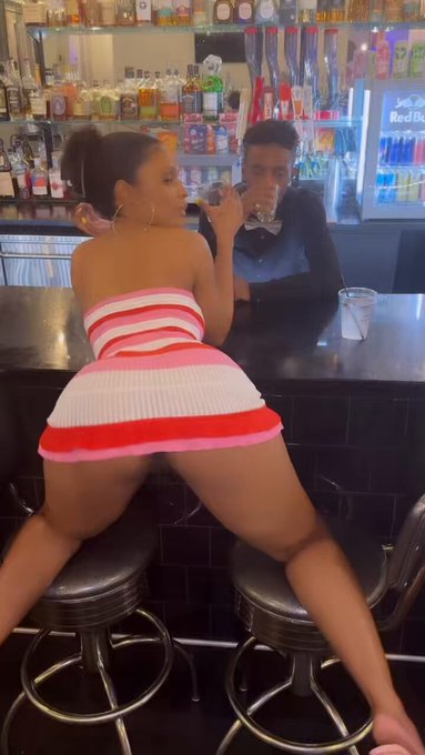 Should I let the bartender eat my pussy? https://t.co/7UXoOdPOAD