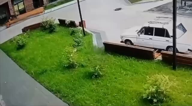 [問卦] 俄女從13樓墜落 只有肺部挫傷 無骨折？