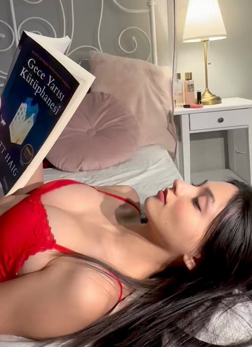 Kitap okuyan erkekleri cok cekici buluyorum.. https://t.co/cYQLFx5uNK