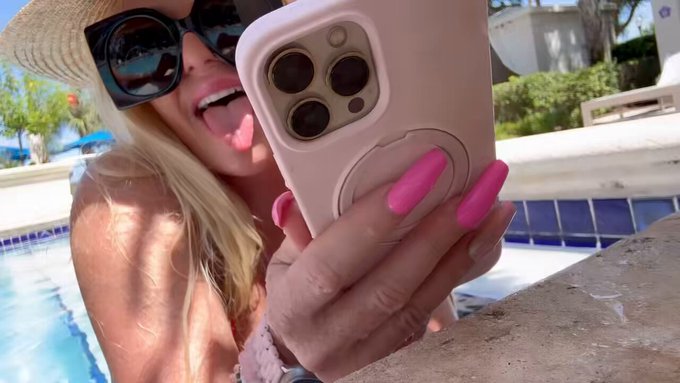 Poolside tease👅👅🔥 https://t.co/RU8dQqTMBx