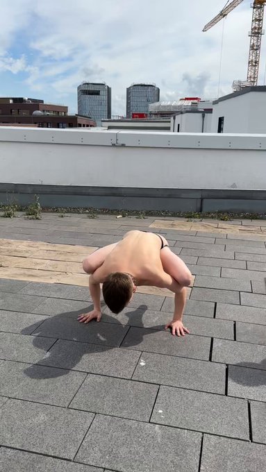 Hands stands are better with Kane marks https://t.co/FGnepvTcHW