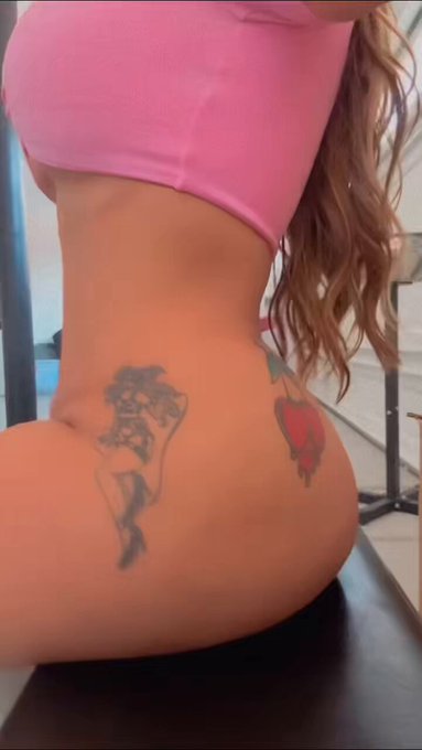 Currently at the gym flashing my titties when I shouldn’t be ??? oops posting this full video on my VIP