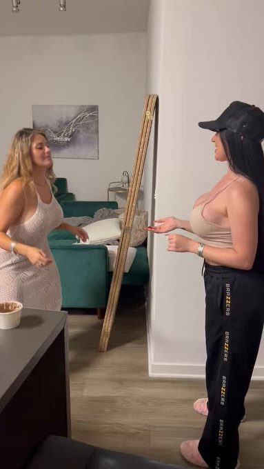 Haha 5 second rule ??? 

@bigtxem098 https://t.co/5x8UlfPOuf