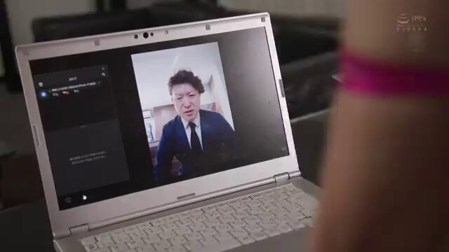 「
长视频」TOP AV 视频通话 NTR
被老板安排出差汇报工作的时候却不知妻子正在桌子底下被按头深喉口爆,忘关通话才发现妻子被暴肏自己只能隔着屏幕无能狂怒,为了工作只能忍受看着妻子被肏自己还要低头认错!