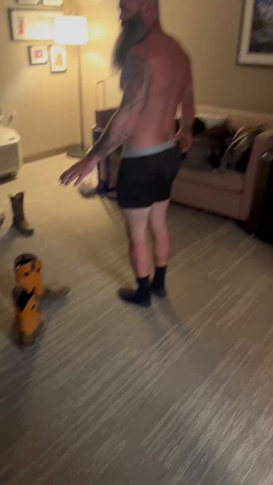 When your partner asks if you can levitate… you got to show out. ? https://t.co/V7h5NYQyLf