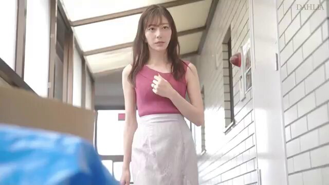 「
长视频」TOP AV 新婚不久的清纯小娇妻在自己上班的时候被隔壁的捡垃圾大叔用媚药暴肏调教,每闻到妻子身上的汗臭味加重一点也说明妻子堕落的更深,直到穿上各种情趣黑丝渔网袜主动求肏成为玩物!