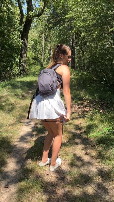 À: je mouillé trop 
B : je voulais me faire baiser et sucer en forêt
C: A et B https://t.co/Hi5Fx305