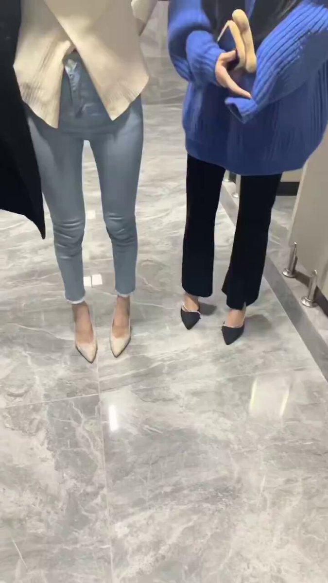 「
短视频」凯琪儿夫妻 每天分享一部我们夫妻珍藏的视频,这部社死挑战—商场公厕啪啪啪!
极品女神姐妹花挑战在男厕所撒尿,啪啪!时时刻刻担心有人进来,
这种感觉真刺激!❤️想看更多我们夫妻自拍精彩视频,请看我主页,