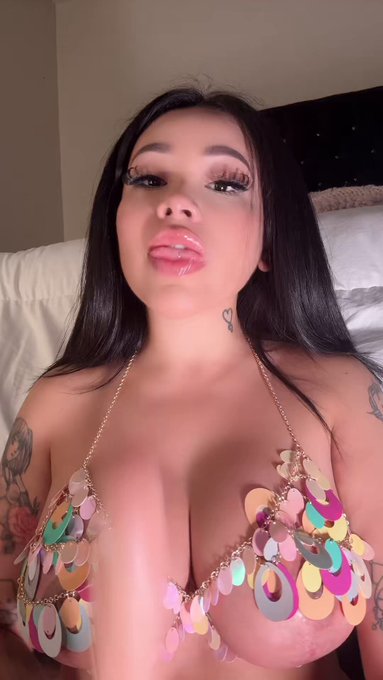 Who wants to see my kitty open wide? About to upload full show on my premium snap. DM me for your spot…