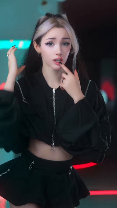 Back to dance vids yayy https://t.co/r6RWmO3S0Z