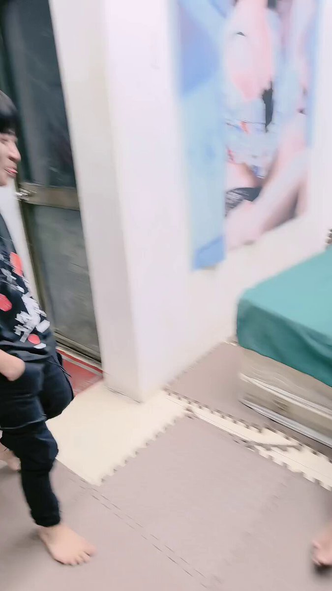 「
短视频」一休哥夫妻 黑人和黄种女士很明显的是不配套的
但是强行做还是没有问题的
而且还会增加一种强烈反差与粗暴揉虐的快感。
送自己的黄脸婆给他们操
心里不仅是绿帽淫妻的爽
还有其他的一些暗爽,你们懂的!