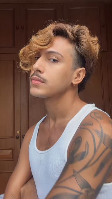 new hair + stache :) https://t.co/G2tlqAcGWI