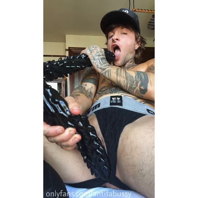 when i was fucking myself with this i couldn’t decide if it was my ?alien mommy, my pussy tail?‍⬛, or