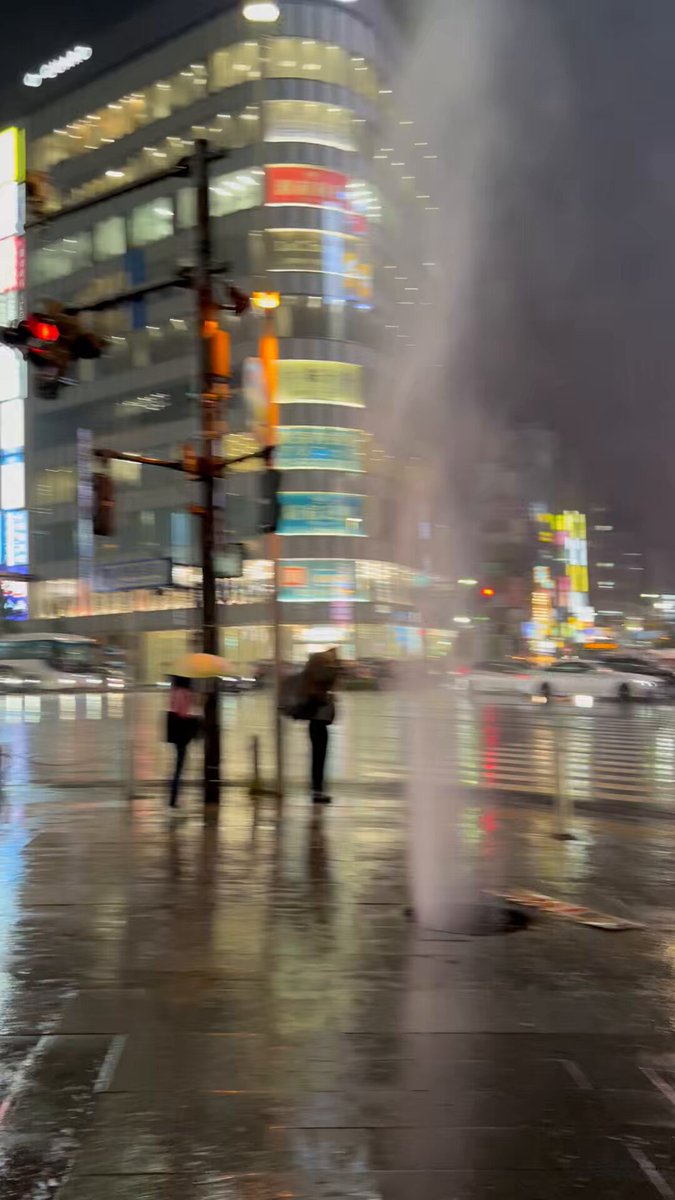 下痢ラ豪雨　自撮り無修正 ゲリラ豪雨で新宿西口大ガード交差点付近でマンホールの蓋が吹っ飛ぶ事案が発生していた「これは怖い」「蓋は40kgもあるんだが…」 - Togetter  [トゥギャッター]