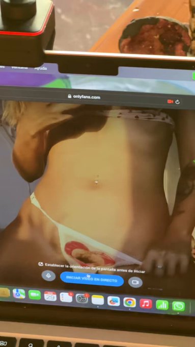 I’m gonna start my live show! See u! Link in the comments ❤️ https://t.co/5ViwsWFTOz