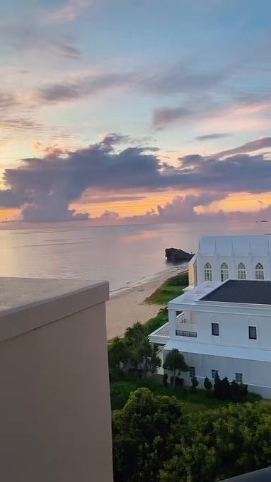 お昼寝から目が覚めたら綺麗な景色にウットリ😍 https://t.co/Uo1ZzVfdFD