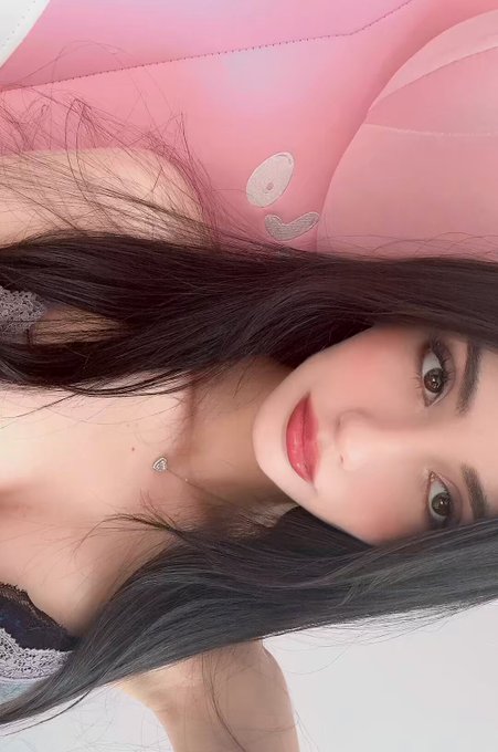 sadece oyuncu koltugum pembe sanıyorsunuz… https://t.co/skqDZXNA6v