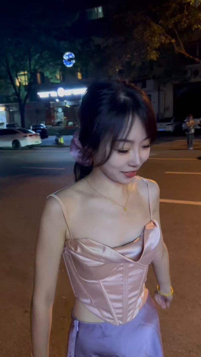 「
短视频」彤彤乖 我在露出,有一个男的一直在看,头都转不过来了,然后我还一直被怼脸拍,我真害羞啊。彤彤高潮了,彤彤是个婊子,bitch。这视频应该全长十分钟吧。