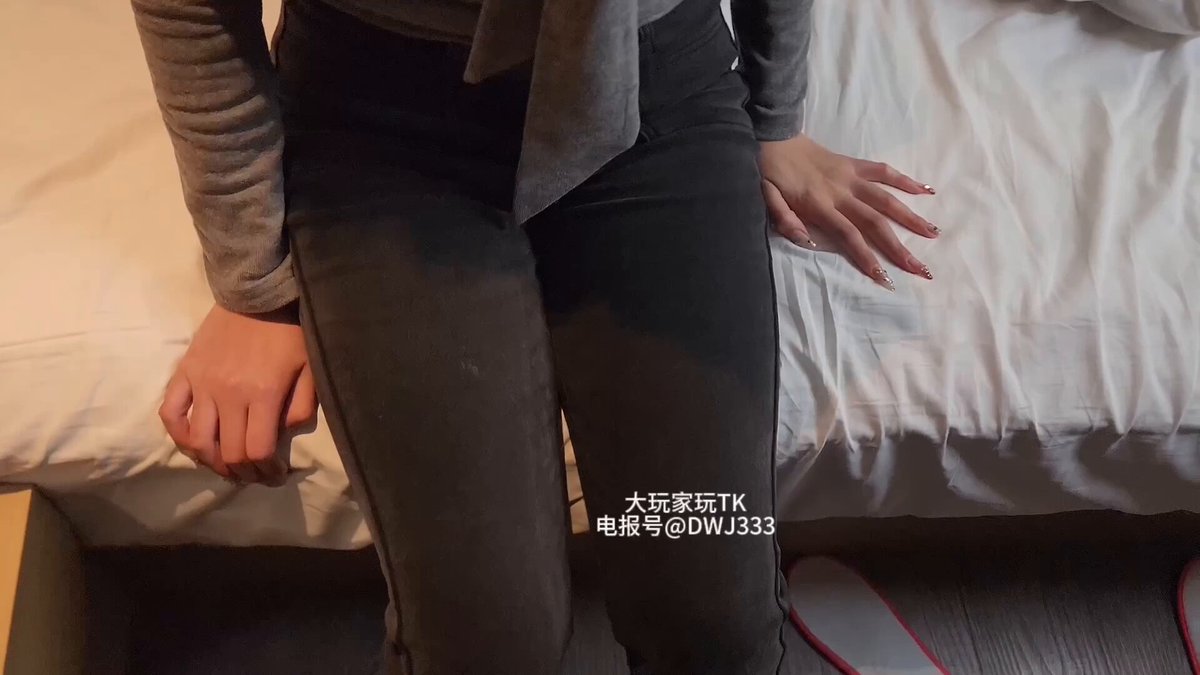 「
短视频」大玩家玩TK 忽悠小姐姐到酒店拍丝袜写真,到酒店直接沟通拍摄TK作品也特别配合,身体也是属于超级敏感的~(