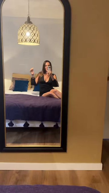 RETOUR DE SOIRÉE ?? Avec @Anna_divina10 
Nos chattes sont encore toutes trempées d'excitation en rentrant