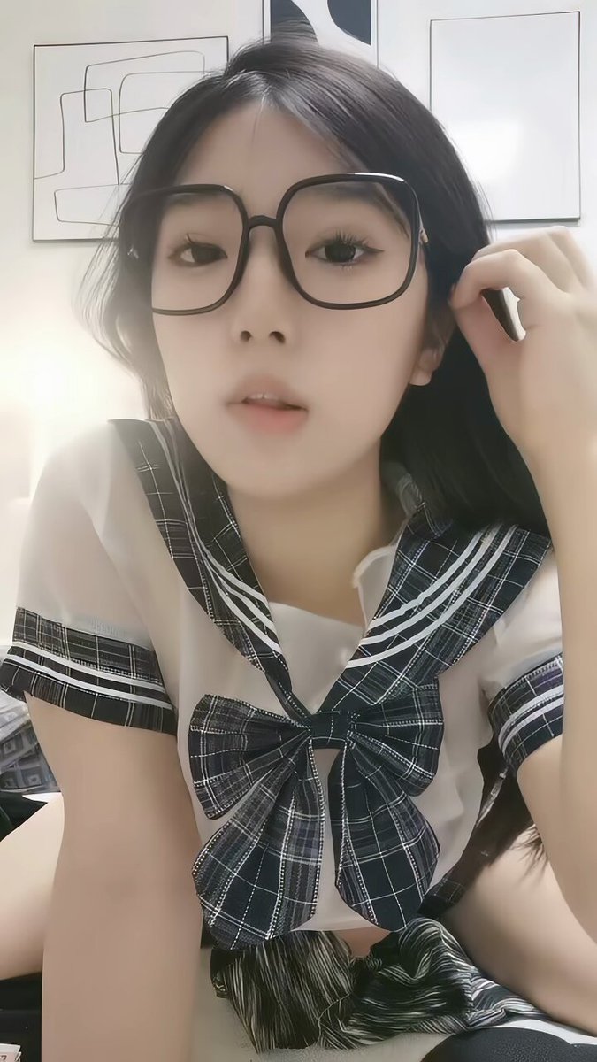 「
短视频」感情不过性需要 19岁极品尤物学生妹,黑框眼镜非常清纯,吸吮手指骚起来,肉感身材,顶级大肥臀