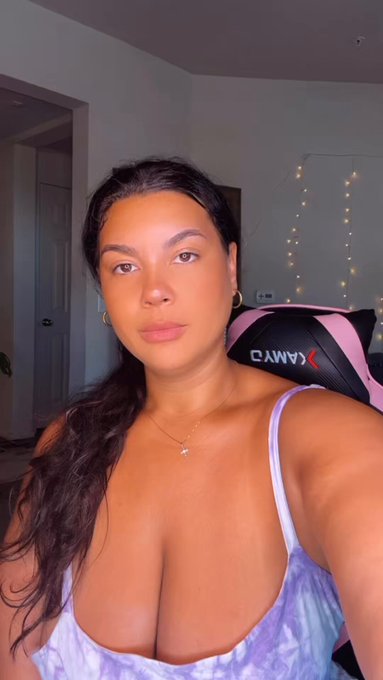 Live streaming tonight ! Don’t miss out ??? what outfit should I wear ? ? ⬇️??⬇️??

https://t.co/gBnZrgbq6Y