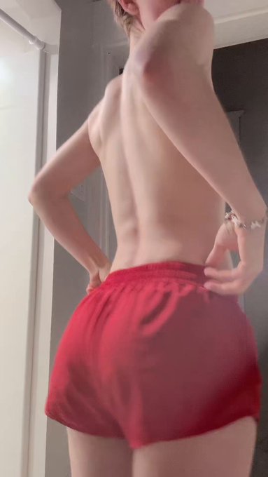 2 pic. I went for a run and now I’m horny and thought maybe you could help me out with that https://t