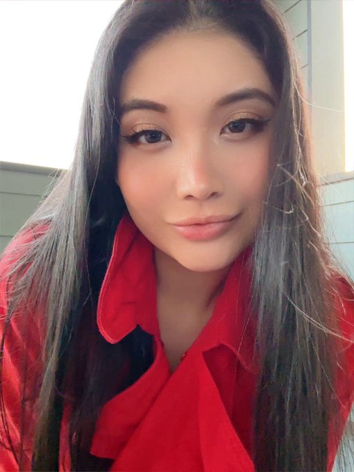 Take a peak under my red trench coat.. 🥀 https://t.co/xMxQUoJzBv