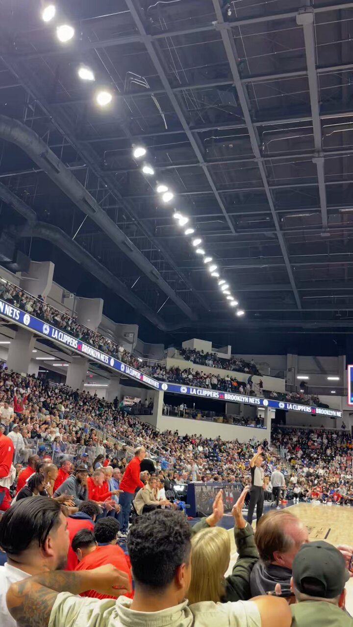 [花邊] 球迷在快艇籃網比賽中慶祝教士贏球