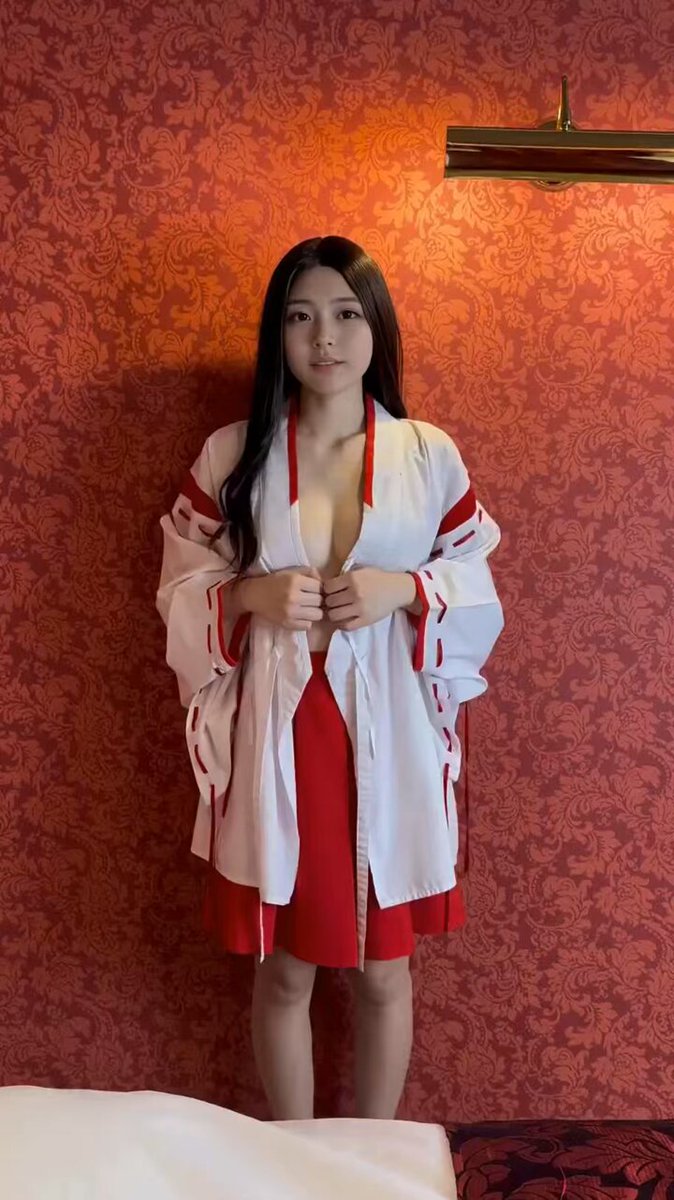 巫女さんの乳隠し⛩️❣️😏 https://t.co/mQm8sk4MFP